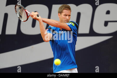 Hamburg, Deutschland. 16. Juli 2013. Deutschlands Florian Mayer gibt den Ball während der zweiten Vorrundenspiel gegen die Ukraine Dolgopolov im Bet-at-Home open Teil der ATP World Tour 500 am Am Rothenbaum in Hamburg, Deutschland, 16. Juli 2013 zurück. Foto: AXEL HEIMKEN/Dpa/Alamy Live News Stockfoto