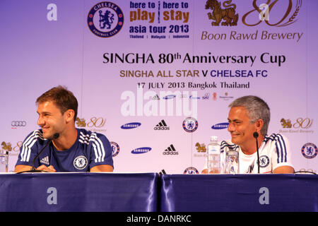 Bangkok, Thailand. 16. Juli 2013. Branislav Ivanovic und Jose Mourinho während einer Pressekonferenz in Bangkok.  Englische Premier League-Fußball-Nationalmannschaft kam Chelsea, haben ein Freundschaftsspiel mit der thailändischen All-Star-XI am 17. Juli im Rajamangala-Stadion, in Bangkok angekommen in Bangkok im 12. Juli nahmen an einer Trainingseinheit und Pressekonferenz. Bildnachweis: Piti A Sahakorn/Alamy Live-Nachrichten Stockfoto