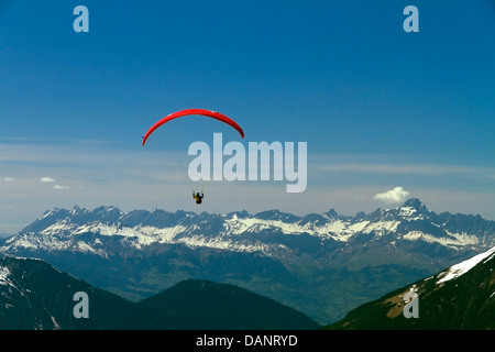 Gleitschirm über die Berge (rot) Stockfoto