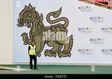 Bangkok, Thailand. 16. Juli 2013. Wachmann in der Nähe von Singha-Logo im Rajamangala-Stadion Stand. Englische Premier League-Fußball-Nationalmannschaft kam Chelsea, haben ein Freundschaftsspiel mit der thailändischen All-Star-XI am 17. Juli im Rajamangala-Stadion, in Bangkok angekommen in Bangkok im 12. Juli nahmen an einer Trainingseinheit und Pressekonferenz. Bildnachweis: Piti A Sahakorn/Alamy Live-Nachrichten Stockfoto