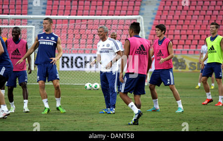 Bangkok, Thailand. 16. Juli 2013. Chelseas Manager Jose Morinho während einer Trainingseinheit im Rajamangala-Stadion. Englische Premier League-Fußball-Team Chelsea, haben ein Freundschaftsspiel mit der thailändischen All-Star-XI am 17. Juli im Rajamangala-Stadion, im 12. Juli in Bangkok angekommen nahm Teil in einer Trainingseinheit und Pressekonferenz. Bildnachweis: Piti A Sahakorn/Alamy Live-Nachrichten Stockfoto