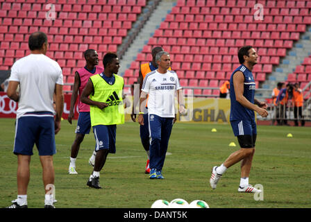 Bangkok, Thailand. 16. Juli 2013. Chelseas Manager Jose Morinho während einer Trainingseinheit im Rajamangala-Stadion. Englische Premier League-Fußball-Team Chelsea, haben ein Freundschaftsspiel mit der thailändischen All-Star-XI am 17. Juli im Rajamangala-Stadion, im 12. Juli in Bangkok angekommen nahm Teil in einer Trainingseinheit und Pressekonferenz. Bildnachweis: Piti A Sahakorn/Alamy Live-Nachrichten Stockfoto