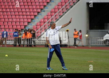 Bangkok, Thailand. 16. Juli 2013. Chelseas Manager Jose Morinho während einer Trainingseinheit im Rajamangala-Stadion. Englische Premier League-Fußball-Team Chelsea, haben ein Freundschaftsspiel mit der thailändischen All-Star-XI am 17. Juli im Rajamangala-Stadion, im 12. Juli in Bangkok angekommen nahm Teil in einer Trainingseinheit und Pressekonferenz. Bildnachweis: Piti A Sahakorn/Alamy Live-Nachrichten Stockfoto