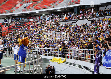 Bangkok, Thailand. 16. Juli 2013. Chelsea Fußball-Fan während warten auf Teamtraining im Rajamangala National Stadium. Englische Premier League-Fußball-Nationalmannschaft kam Chelsea, haben ein Freundschaftsspiel mit der thailändischen All-Star-XI am 17. Juli im Rajamangala-Stadion, in Bangkok angekommen in Bangkok im 12. Juli nahmen an einer Trainingseinheit und Pressekonferenz. Bildnachweis: Piti A Sahakorn/Alamy Live-Nachrichten Stockfoto