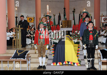 Der Sarg von Otto von Habsburg ist umgeben von Gardisten in der Pfarrei Kirche St. Pius während eines Requiems in Poecking, Deutschland, 9. Juli 2011. Otto von Habsburg, der älteste Sohn von Charles I, der letzte Kaiser von Österreich, starb am 4. Juli 2011 in seinem Haus in Poecking Deutschland umgeben von seiner Familie im Alter von 98. Foto: URSULA Düren Stockfoto