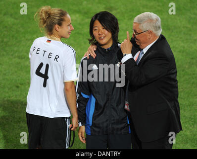 Theo Zwanziger, Presdident des deutschen Fußball Assoziation (DFB), plaudert mit Yuki Nagasato (C) Japans und Deutschlands Babett Peter nach dem Viertelfinal-Fußballspiel der FIFA Frauen Weltmeisterschaft zwischen Deutschland und Japan in der Arena Im Allerpark in Wolfsburg, Deutschland 9. Juli 2011. Foto: Rainer Jensen Dpa/Lni +++(c) Dpa - Bildfunk +++ Stockfoto