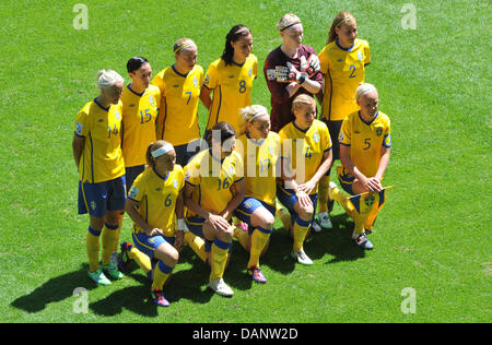 Schwedens Spieler (oben links nach unten rechts) Josefine Oqvist, Therese Sjogran, Sara Larsson, Lotta Schelin, Hedvig Lindahl, Charlotte Rohlin, Sara Thunebro, Linda Forsberg, Lisa Dahlkvist, Annica Svensson und Caroline Seger posieren für ein Gruppenbild vor dem Viertelfinal-Fußballspiel der FIFA Frauen WM zwischen Schweden und Australien im FIFA WM-Stadion in Au Stockfoto