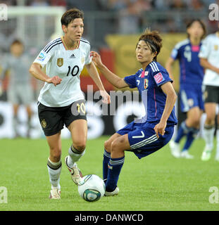 Deutsch-Linda Bresonik kämpft um den Ball gegen Japans Kozue Ando während das Viertelfinale Fußballspiel von der FIFA Frauen Weltmeisterschaft zwischen Deutschland und Japan in der Arena Im Allerpark in Wolfsburg, Deutschland 9. Juli 2011. Foto: Carmen Jaspersen Dpa/lni Stockfoto