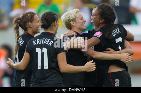 USA s Shannon Boxx (R-L), Megan Rapinoe, Alex Krieger und Christie Rampone reagiert nach dem Viertelfinal-Fußballspiel der FIFA Frauen Weltmeisterschaft zwischen Brasilien und den USA an das Rudolf-Harbig-Stadion in Dresden, Deutschland, 10. Juli 2011. USA gewann mit 5: 3 nach Elfmeterschießen. Foto: Jens Wolf dpa Stockfoto