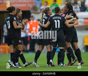 USA s Shannon Boxx (R-L), Megan Rapinoe, Alex Krieger, Christie Rampone, Alex Morgan und Carli Lloyd reagiert nach dem Viertelfinal-Fußballspiel der FIFA Frauen Weltmeisterschaft zwischen Brasilien und den USA an das Rudolf-Harbig-Stadion in Dresden, Deutschland, 10. Juli 2011. USA gewann mit 5: 3 nach Elfmeterschießen. Foto: Jens Wolf dpa Stockfoto