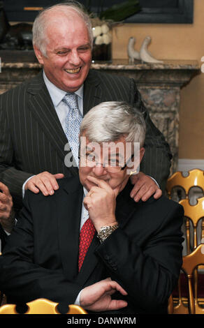 Argentinisch-israelischen Pianisten und Dirigenten Daniel Barenboim und ehemaligen deutschen Außenminister Joschka Fischer (L-R) besuchen die Verleihung des Knight Commander of the Order of British Empire (KBE), Daniel Barenboim in Berlin, Deutschland, 23. Juni 2011. Barenboim erhielt den Auftrag, während einer feierlichen Empfang in der Residenz des britischen Botschafters in Deutschland. Foto: Jens K Stockfoto