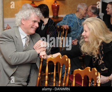 Dirigent Sir Simon Rattle (L) und Lady Annabelle Weidenfeld sprechen während der Verleihung des Knight Commander of the Order of British Empire (KBE), argentinisch-israelischer Pianist und Dirigent Daniel Barenboim in Berlin, Deutschland, 23. Juni 2011. Barenboim erhielt den Auftrag, während einer feierlichen Empfang in der Residenz des britischen Botschafters in Deutschland. Foto: Jens Kalaene Stockfoto