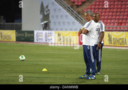 Bangkok, Thailand. 16. Juli 2013. Chelseas Manager Jose Morinho während einer Trainingseinheit im Rajamangala-Stadion. Englische Premier League-Fußball-Team Chelsea, haben ein Freundschaftsspiel mit der thailändischen All-Star-XI am 17. Juli im Rajamangala-Stadion, im 12. Juli in Bangkok angekommen nahm Teil in einer Trainingseinheit und Pressekonferenz. Bildnachweis: Piti A Sahakorn/Alamy Live-Nachrichten Stockfoto