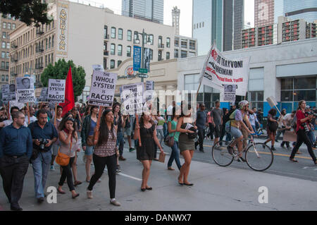 Los Angeles, Kalifornien, USA. 16. Juli 2013. Demonstranten marschieren durch die Innenstadt von Los Angeles gegen George Zimmerman Urteil, Los Angeles, CA, USA Kredit auszusprechen: Ross Weg/Alamy Live News Stockfoto