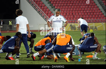 Bangkok, Thailand. 16. Juli 2013. Chelseas Manager Jose Morinho während einer Trainingseinheit im Rajamangala-Stadion. Englische Premier League-Fußball-Team Chelsea, haben ein Freundschaftsspiel mit der thailändischen All-Star-XI am 17. Juli im Rajamangala-Stadion, im 12. Juli in Bangkok angekommen nahm Teil in einer Trainingseinheit und Pressekonferenz. Bildnachweis: Piti A Sahakorn/Alamy Live-Nachrichten Stockfoto