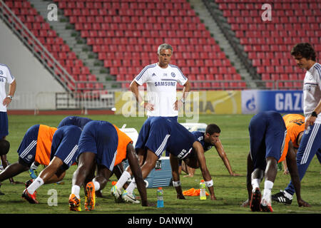 Bangkok, Thailand. 16. Juli 2013. Chelseas Manager Jose Morinho während einer Trainingseinheit im Rajamangala-Stadion. Englische Premier League-Fußball-Team Chelsea, haben ein Freundschaftsspiel mit der thailändischen All-Star-XI am 17. Juli im Rajamangala-Stadion, im 12. Juli in Bangkok angekommen nahm Teil in einer Trainingseinheit und Pressekonferenz. Bildnachweis: Piti A Sahakorn/Alamy Live-Nachrichten Stockfoto