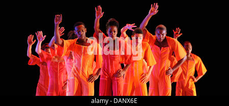 Tänzerinnen und Tänzer des Alvin Ailey American Dance Theater Tanz während einer Foto-Probe an der Deutschen Oper (Deutsche Oper) in Berlin, Deutschland, 12. Juli 2011. Die berühmte US-Dance-Company startet seine Tour durch Deutschland und die Schweiz in Berlin. Vom 12. bis 17. Juli 2011 führt die Gruppe an der Deutschen Oper Berlin. Foto: Rainer Jensen Stockfoto