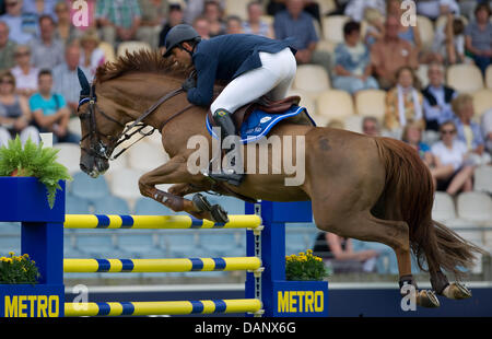 Brasilianische Springreiter Alvaro Miranda und sein Pferd Ad Norson teilnehmen an das CHIO-Reitturnier in Aachen, Deutschland, 12. Juli 2011. Miranda gewann den ersten Platz in der ersten wichtigen Springreiten, die STAWAG-Preis. Foto: Uwe Anspach Stockfoto