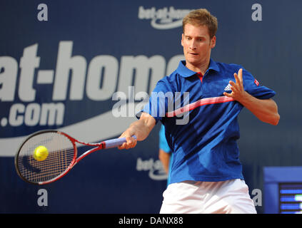 Deutsche Tennisspielerin Florian Mayer spielt den Ball in seine ATP Turnier ersten Vorrundenspiel gegen argentinische Del Bonis am Weißenhof in Stuttgart, Deutschland, 12. Juli 2011. Bis 17. Juli 2011 werden internationale Tennis-Profis um das 450.000 Euro Preisgeld kämpfen. Foto: Franziska Kraufmann Stockfoto