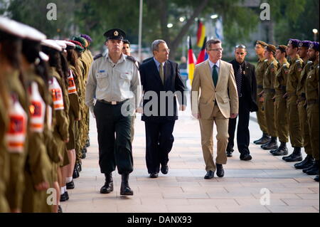 Verteidigungsminister Thomas de Maizière (CDU, M R) Wird bin Dienstag (12.07.2011) in Tel Aviv Im Verteidigunsministerium Vom Israelischen Verteidigunsminister Ehud Barak (M, l) Mit Militärischen Ehren Empfangen. De Maiziere ist Zu Einem Dreitägigen Besuch in Israel. Foto: Axel Schmidt Stockfoto