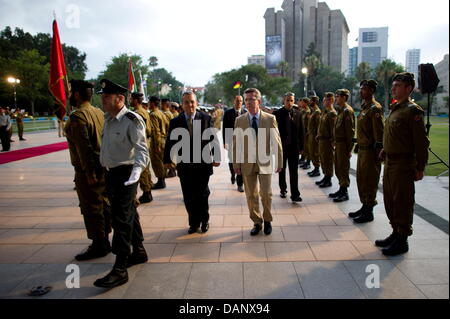 Verteidigungsminister Thomas de Maizière (CDU, M R) Wird bin Dienstag (12.07.2011) in Tel Aviv Im Verteidigunsministerium Vom Israelischen Verteidigunsminister Ehud Barak (M, l) Mit Militärischen Ehren Empfangen. De Maiziere ist Zu Einem Dreitägigen Besuch in Israel. Foto: Axel Schmidt Stockfoto