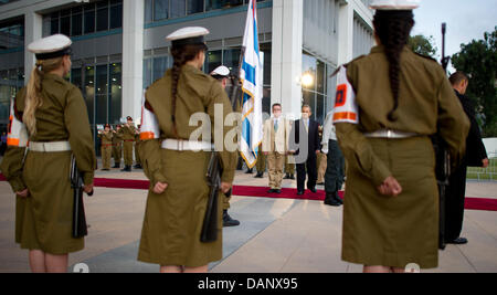 Verteidigungsminister Thomas de Maizière (CDU, M-l) Wird bin Dienstag (12.07.2011) in Tel Aviv Im Verteidigungsministerium Vom Israelischen Verteidigungsminister Ehud Barak (M-R) Mit Militärischen Ehren Empfangen. De Maiziere ist Zu Einem Dreitägigen Besuch in Israel. Foto: Axel Schmidt Stockfoto