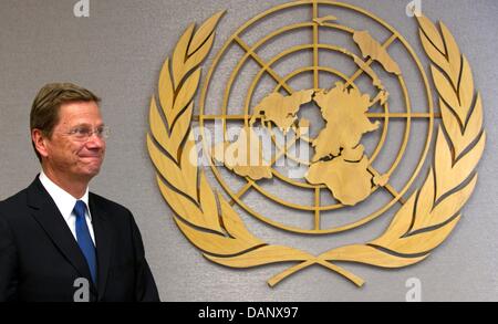 Außenminister Guido Westerwelle wartet vor dem UN-Emblem der Generalsekretär nach der Sitzung des UN-Sicherheitsrates in New York, USA, 12. Juni 2011. Deutschland hat den Vorsitz des UN-Sicherheitsrates für Juli übernommen. Am 13. Juli 2011 führt Westerwelle die Debatte auf die "Empfehlung für die Verbindung von Süd-Sudan". Foto: Soeren Stache Stockfoto