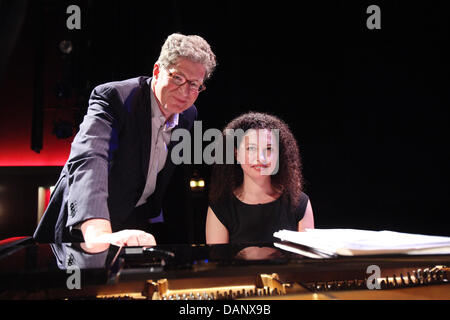 Autor Roger Willemsen und Pianistin Olena Kushpler Proben für ein Konzert in der "musikalisch-literarischen Welt Tour" am Ernst-Deutsch-Theater in Hamburg, Deutschland, 12. Juli 2011. Das Konzert findet in Schleswig-Holstein Musik Festival (SHMF). Foto: Bodo Marks Stockfoto