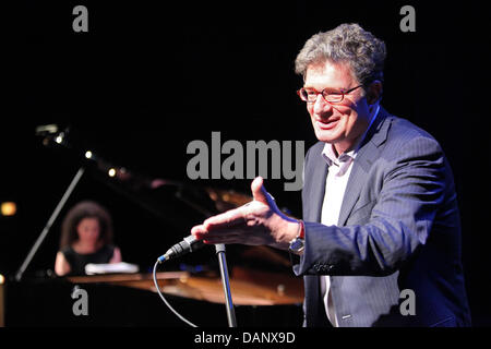 Autor Roger Willemsen und Pianistin Olena Kushpler Proben für ein Konzert in der "musikalisch-literarischen Welt Tour" am Ernst-Deutsch-Theater in Hamburg, Deutschland, 12. Juli 2011. Das Konzert findet in Schleswig-Holstein Musik Festival (SHMF). Foto: Bodo Marks Stockfoto