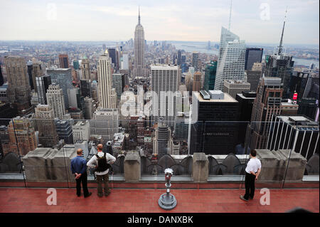 Datei - ein Archiv-Bild vom 26. September 2010, zeigt einen Blick auf die Stadt vom Rockefeller Center in Manhattan, New York, USA. Auch brachte der vierte Schulden-Gipfel in Washington keine Einigung. US-Präsident Obama und Kongreßführer konnte nicht zustimmen, das Government s-Schulden-Limit zu erhöhen. Wenn keine Einigung über die Erhöhung des Government s Schulden Grenzwert drohen der USA Illiquidität. Stockfoto