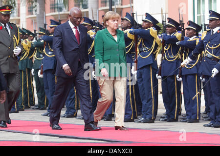 Bundeskanzlerin Angela Merkel und Angolas Präsident José Eduardo Dos Santos Fuß vor dem Präsidentenpalast in Luanda, Angola, 13. Juli 2011. Nach der Begrüßung mit militärischen Ehren Bundeskanzlerin Merkel eine Wirtschaft Coference teilnimmt, besuchen ein Institut für die Ausbildung von Journalisten und den ersten Schnitt eines Spatens für den Bau einer Flughafenhalle. Merkel wird conti Stockfoto