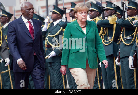 Bundeskanzlerin Angela Merkel und Angolas Präsident José Eduardo Dos Santos Fuß vor dem Präsidentenpalast in Luanda, Angola, 13. Juli 2011. Nach der Begrüßung mit militärischen Ehren Bundeskanzlerin Merkel eine Wirtschaft Coference teilnimmt, besuchen ein Institut für die Ausbildung von Journalisten und den ersten Schnitt eines Spatens für den Bau einer Flughafenhalle. Merkel wird conti Stockfoto