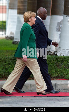 Bundeskanzlerin Angela Merkel und Angolas Präsident José Eduardo Dos Santos Fuß vor dem Präsidentenpalast in Luanda, Angola, 13. Juli 2011. Nach der Begrüßung mit militärischen Ehren Bundeskanzlerin Merkel eine Wirtschaft Coference teilnimmt, besuchen ein Institut für die Ausbildung von Journalisten und den ersten Schnitt eines Spatens für den Bau einer Flughafenhalle. Merkel wird conti Stockfoto