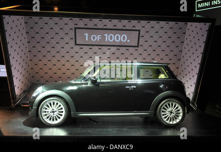 Die Mini-inspiriert von Goodwood ist innerhalb der Pavillon 21 am Marstall-Platz in München, Deutschland, 12. Juli 2011 abgebildet. Die special Edition, die auf 1.000 Fahrzeuge begrenzt ist, ist der Rolls-Royce Autos Interieur Designer Alan Sheppard inspiriert. Foto: Felix Hoerhager Stockfoto