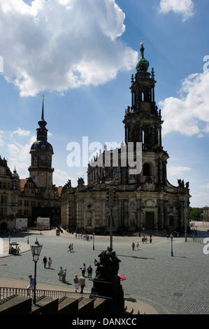 Die Katholische Hofkirche ist in Dresden, Deutschland, 12. Juli 2011 abgebildet. Kathedrale Sanctissimæ Trinitatis (Kathedrale der Heiligen Dreifaltigkeit) von Dresden wurde von Gaetano Chiaveri von 1739 bis 1755 erbaut.  Foto: Arno Burgi Stockfoto