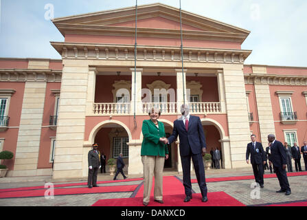 Bundeskanzlerin Angela Merkel und Angolas Präsident José Eduardo Dos Santos stehen vor dem Präsidentenpalast in Luanda, Angola, 13. Juli 2011. Nach der Begrüßung mit militärischen Ehren Bundeskanzlerin Merkel eine Wirtschaft Coference teilnimmt, besuchen ein Institut für die Ausbildung von Journalisten und den ersten Schnitt eines Spatens für den Bau einer Flughafenhalle. Merkel Will cont Stockfoto