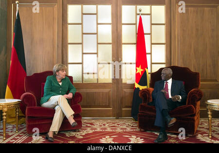 Bundeskanzlerin Angela Merkel spricht mit Angolas Präsident José Eduardo Dos Santos in den Präsidentenpalast in Luanda, Angola, 13. Juli 2011. Nach der Begrüßung mit militärischen Ehren Bundeskanzlerin Merkel eine Wirtschaft Coference teilnimmt, besuchen ein Institut für die Ausbildung von Journalisten und den ersten Schnitt eines Spatens für den Bau einer Flughafenhalle. Merkel bleibt h Stockfoto