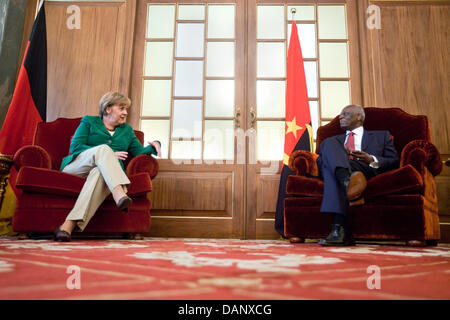 Bundeskanzlerin Angela Merkel spricht mit Angolas Präsident José Eduardo Dos Santos in den Präsidentenpalast in Luanda, Angola, 13. Juli 2011. Nach der Begrüßung mit militärischen Ehren Bundeskanzlerin Merkel eine Wirtschaft Coference teilnimmt, besuchen ein Institut für die Ausbildung von Journalisten und den ersten Schnitt eines Spatens für den Bau einer Flughafenhalle. Merkel bleibt h Stockfoto