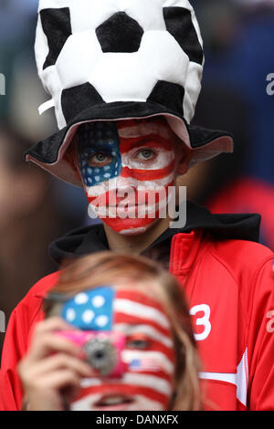 Fans des US-Teams vor dem Halbfinale Fußballspiel von der FIFA Frauen Weltmeisterschaft zwischen Frankreich und den USA bei der FIFA WM-Stadion in Mönchengladbach, Deutschland 13. Juli 2011 zu sehen. Foto: Friso Gentsch Dpa/Lnw +++(c) Dpa - Bildfunk +++ Stockfoto