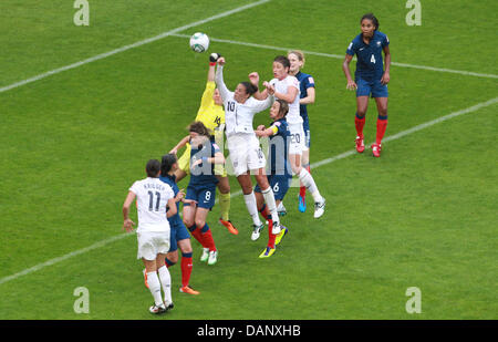 Torwart Berangere Sapowicz (C-L) von Frankreich und den USA Carli Lloyd (C-R-Kampf um den Ball in das halb-abschließende Fußballspiel von der FIFA Frauen Weltmeisterschaft zwischen Frankreich und den USA im Borussia-Park-Stadion in Mönchengladbach, Deutschland, 13. Juli 2011. Foto: Roland Weihrauch Dpa/Lnw +++(c) Dpa - Bildfunk +++ Stockfoto