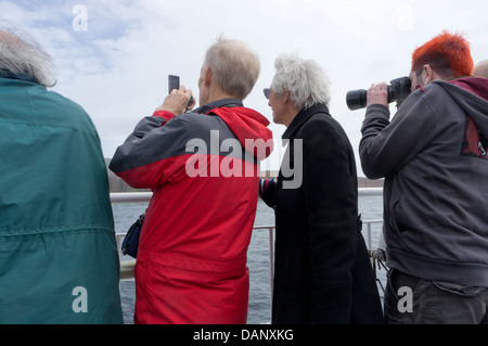 Passagiere auf der MV Hamnavoe zwischen Scrabster und Stromness fotografieren Sie die Fähre im Laufe der Old Man of Hoy. Stockfoto