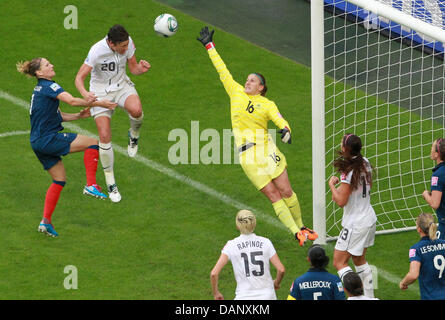 USAS Abby Wambach (2 L) Köpfe der 1-2 Vergangenheit Frankreichs Torhüter Berangere Sapowicz (C) während der Fußball-Halbfinale Rückspiel der FIFA Frauen Weltmeisterschaft zwischen Frankreich und den USA im Borussia-Park-Stadion in Mönchengladbach, 13. Juli 2011. Foto: Roland Weihrauch Dpa/Lnw +++(c) Dpa - Bildfunk +++ Stockfoto