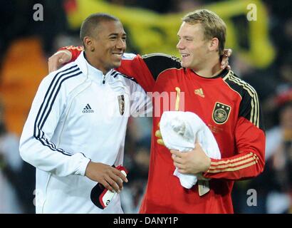 (Dpa-Datei) - ein Datei-Bild vom 14. Juli 2011 zeigt Fußball-Spieler Manuel Neuwe(R) und Jerome Boateng (L) lächelnd und umarmen einander nach der FIFA WM Spiel gegen Ghana in Johannesburg, Südafrika. FC Bayern München einigten sich auf die Übertragung der Innenverteidiger Boateng von Manchester City in den deutschen Club am 14. Juli 2011. Foto: Bernd Weissbrod Stockfoto