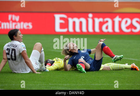 Frankreichs Sonia Bompastor (R), Torwart Berangere Sapowicz (C) Frankreichs und der USA Abby Wambach (L) auf dem Spielfeld während der Fußball-Halbfinale Rückspiel der FIFA Frauen Weltmeisterschaft zwischen Frankreich und den USA im Borussia-Park-Stadion in Mönchengladbach, 13. Juli 2011. Foto: Rolf Vennenbernd Dpa/lnw Stockfoto