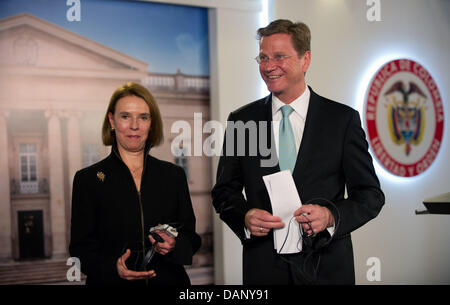 Bundesaußenminister Guido Westerwelle (FDP) Und Die Stellvertretende Außenministerin Monica Lanzetta Mutis Verlassen bin Donnerstag (14.07.2011) Im Präsidentenpalast in Bogota (Kolumbien) Nach Einer Reifezeugnis Pressekonferenz Den Saal. Der Politiker Besuchte Das Erste Mal Den Viertgrößten Staat Südamerikas. Foto: Soeren Stache dpa Stockfoto