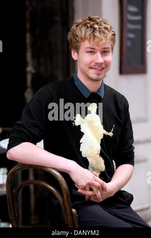 Schauspieler David Kross stellt während der Dreharbeiten des Films "Anleitung Zum Ungluecklichsein" im Studio Babelsberg in Potsdam, Deutschland, 15. Juli 2011. Die romantische Komödie spielt von Anfang 2012 in den deutschen Kinos. Foto: Robert Schlesinger Stockfoto