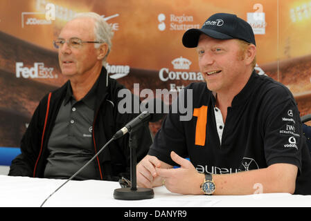 Ehemaliger Tennisspieler Boris Becker (R-l) und Franz Beckenbauer während einer Presse Conferende für das ATP-Tennisturnier am Weißenhof in Stuttgart, Deutschland, 15 Juli 2011.Beckenbauer und Becker abgebildet sind Besuche des Turniers im Rahmen einer Charity-Veranstaltung. Foto: Marijan Murat Stockfoto