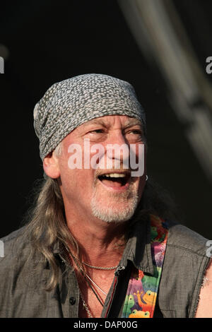 Der Bassist der Rockband "Deep Purple", führt Roger Glover auf der Bühne auf der Nordmole am Zollhof in Mainz, Deutschland, 15. Juli 2011. Die britische Rockband Deep Purple tour derzeit Deutschland unter dem Titel "Deep Purple & Orchester: die Lieder, die Felsen gebaut". Weitere Stationen der Open-Air-Tour sind Gelsenkirchen, Künzelsau und Dresden. Foto: Fredrik von Erichsen Stockfoto