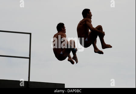 Während die Männer 10m Syncro Plattform Vorrunde bei den Weltmeisterschaften in Shanghai, China, 2011 FINA Schwimmen am 17. Juli 2011 Tauchen David Boudia und Nick McCrory aus den Vereinigten Staaten. Foto: Bernd Thissen Dpa +++(c) Dpa - Bildfunk +++ Stockfoto