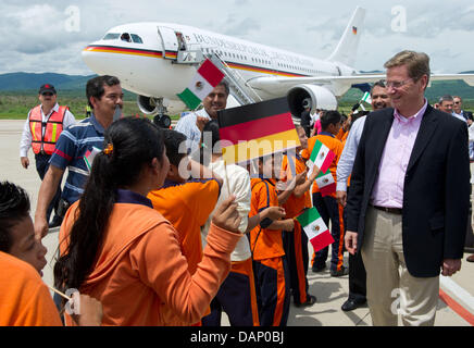 Bundesaußenminister Guido Westerwelle (FDP) Wird bin Samstag (16.07.2011) Auf Dem Flughafen von Tuxtla (Mexiko) von Einer Gruppe Kinder Begrüßt. Im Rahmen Ringwaden Mexiko-Besuchs Weilte Westerwelle Auf Einladung der Außenministerin Im Bundesstaat Chiapas. Foto: Soeren Stache dpa Stockfoto